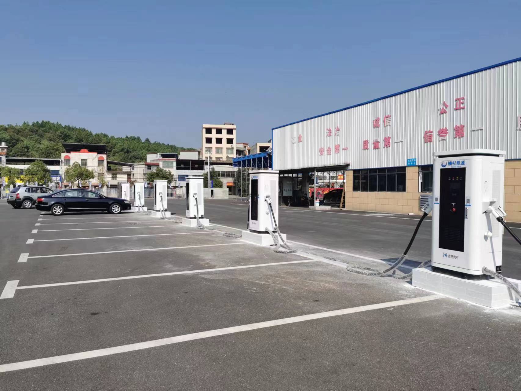 耒陽充電站右側(cè)視角.jpg